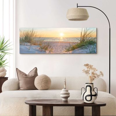 Das Wandbild „Golden Hour“ in Beige, 52 × 156 cm, hängt in einem eingerichteten Wohnraum und zeigt die Größenwirkung an der Wand.