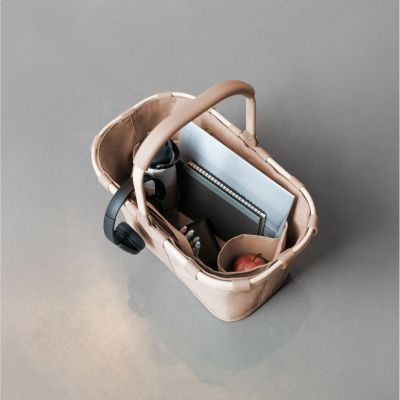 Befüllter Reisenthel Organizer mit Notebook, Flasche und Zubehör