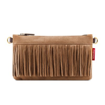 Rückansicht der braunen Reisenthel Clutch mit Wildlederoptik und Fransen