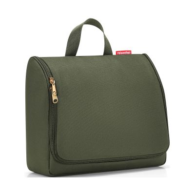 Kulturbeutel von Reisenthel, Modell Toiletbag XL, in Dunkelgrün mit goldfarbenen Metallteilen, geschlossen mit Tragegriff und umlaufendem Reißverschluss.