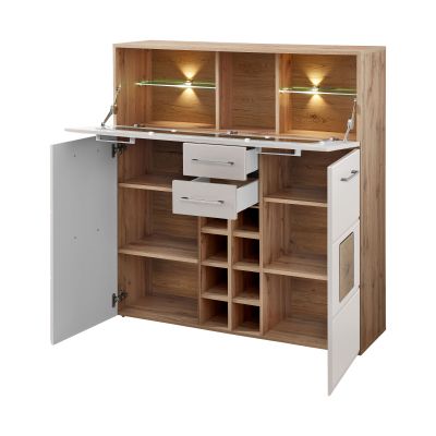Geöffnetes Highboard in Kaschmir und Eiche mit Schubladen, Einlegeböden, Weinregal und LED-beleuchteten Glasablagen.