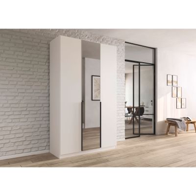 Weißer Kleiderschrank mit Spiegeltür in einem hellen Raum mit Backsteinwand und moderner Einrichtung