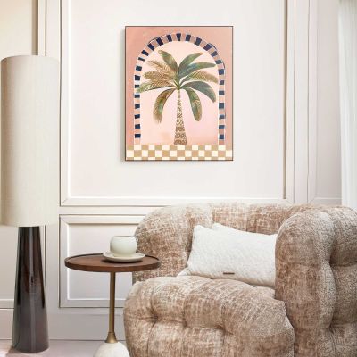 Das Wandbild „Boho Palm“ in Rosa, 50 × 40 cm, hängt in einem eingerichteten Wohnraum und zeigt die Größenwirkung an der Wand.