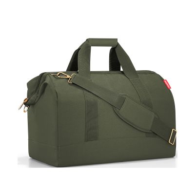 Reisetasche von Reisenthel, Modell Allrounder L, in Dunkelgrün mit goldfarbenen Metallteilen, schräg von vorn mit Tragegriffen und Schultergurt.