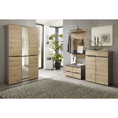 Raumaufnahme mit Garderobenmöbeln in Holzoptik, darunter ein hoher Schrank mit Spiegelelement, Wandpaneel, Spiegel und Kommode.