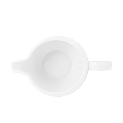 Sauciere in Weiß. Sichtbare Merkmale: geradlinige Form mit Ausguss und Henkel. Darstellung: Ansicht der zweiten Seite.