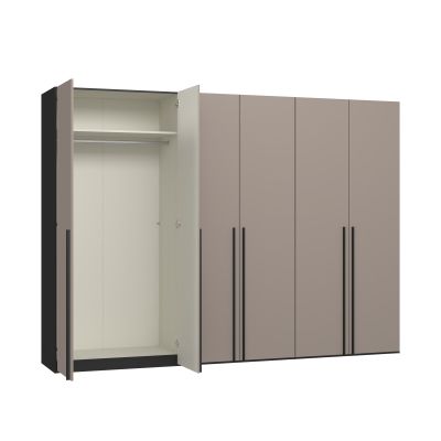 Sechstüriger Kleiderschrank mit geöffneter Drehtür auf der rechten Seite und sichtbarem Innenraum