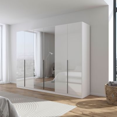 Großer weißer Hochglanz Drehtürenschrank mit sechs Türen und zwei Spiegeltüren in einem modernen hellen Schlafzimmer