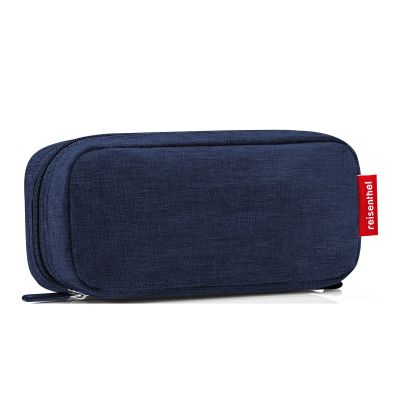 Dunkelblaue Reisenthel Kosmetiktasche mit umlaufendem Reißverschluss und strukturierter Oberfläche auf hellem Hintergrund