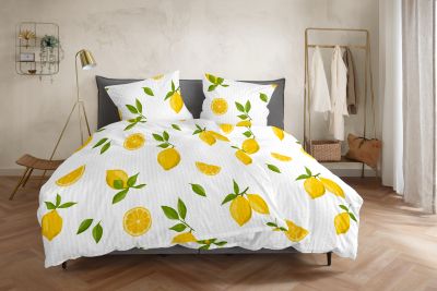 Doppelbett mit weißer Bettwäsche, bedruckt mit gelben Zitronen und grünen Blättern; Größe 135 x 200 cm.