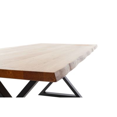 Nahaufnahme der Holzplatte des Esstisches mit charakteristischer Baumkante, Maserung und Struktur sichtbar.