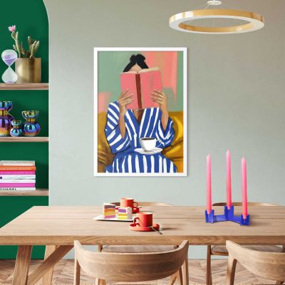 Das Wandbild „Coffee Break“ in Mehrfarbig, 50 × 70 cm, hängt in einem eingerichteten Wohnraum und zeigt die Größenwirkung an der Wand.