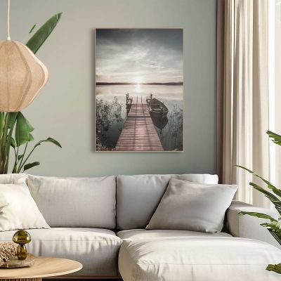 Das Wandbild „Scandic Jetty“ in Blau, 50 × 70 cm, hängt in einem eingerichteten Wohnraum und zeigt die Größenwirkung an der Wand.