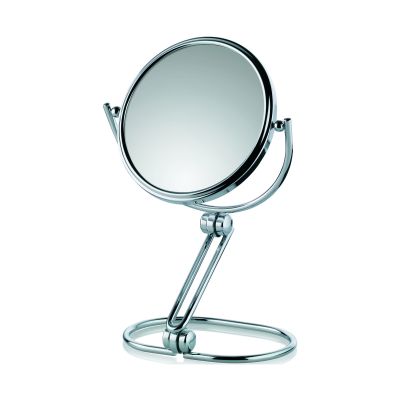 Silber glänzender Standspiegel mit rundem Spiegelkopf und Standfuß auf weißem Hintergrund