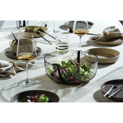 Glasschale gefüllt mit frischem Salat auf gedecktem Esstisch