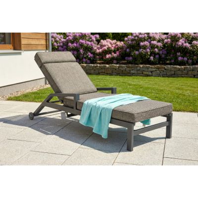 Verstellbare Gartenliege mit gepolsterter Liegefläche auf einer Terrasse im Garten