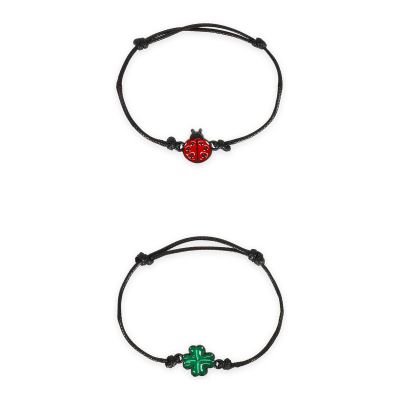 Zwei Armbänder mit Marienkäfer- und Kleeblattanhänger, mit zwei Armbändern einzeln untereinander dargestellt.