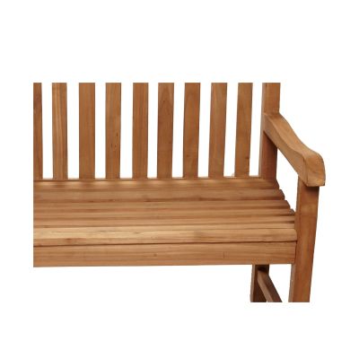 Detailansicht der Sitzfläche und rechten Armlehne einer Holzbank