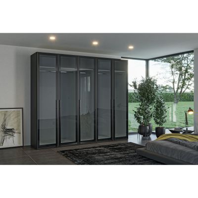 Drehtürenschrank mit Glasfronten in einem modern eingerichteten Schlafzimmer