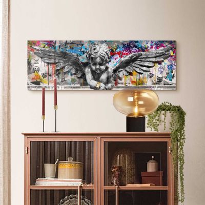 Das Wandbild „Funky Angel“ in Mehrfarbig, 30 × 90 cm, hängt in einem eingerichteten Wohnraum und zeigt die Größenwirkung an der Wand.