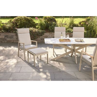 Gartenhocker in Kombination mit Gartentisch und Gartenstühlen auf einer Terrasse