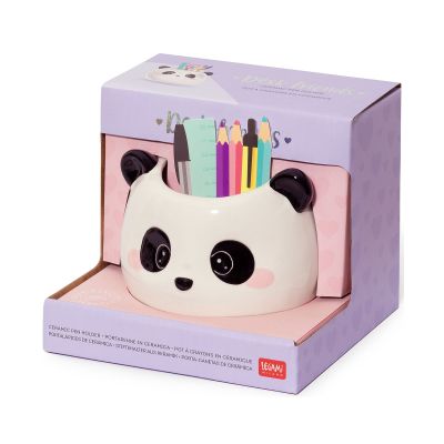 Keramik-Stiftehalter im Panda-Design, in einer offenen lilafarbenen Kartonverpackung abgebildet.