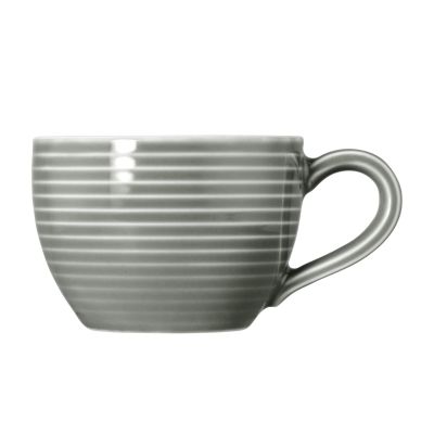 Tasse in Dunkelgrau. runde Form mit feinen waagerechten Rillen. Ansicht: Ansicht der zweiten Seite.
