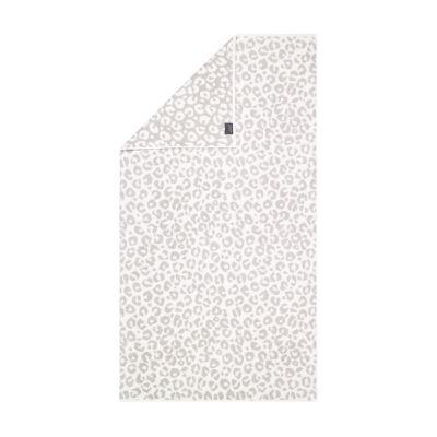 Duschtuch in der Farbe Platin mit hellgrauem Leopardenmuster auf weißem Grund und umgeschlagener Ecke; Vorderseite, Rückseite und kleines Textiletikett sind sichtbar.