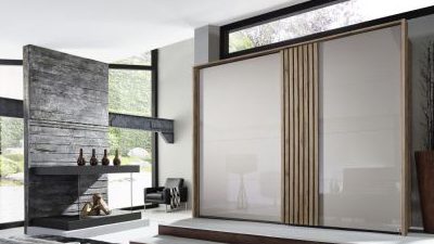 Modernes Wohnzimmer mit elegantem Kamin, großer Schiebetür und minimalistischem Dekor. Viel natürliches Licht durch große Fenster.