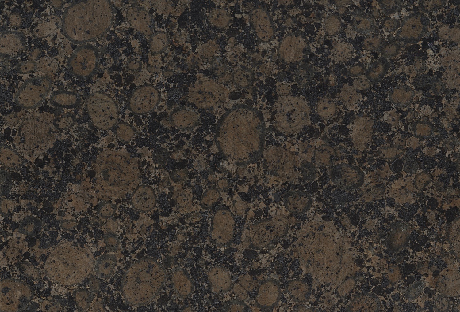 Dunkelbraune und schwarz gesprenkelte Granitoberfläche mit kreisförmigen Mustern.