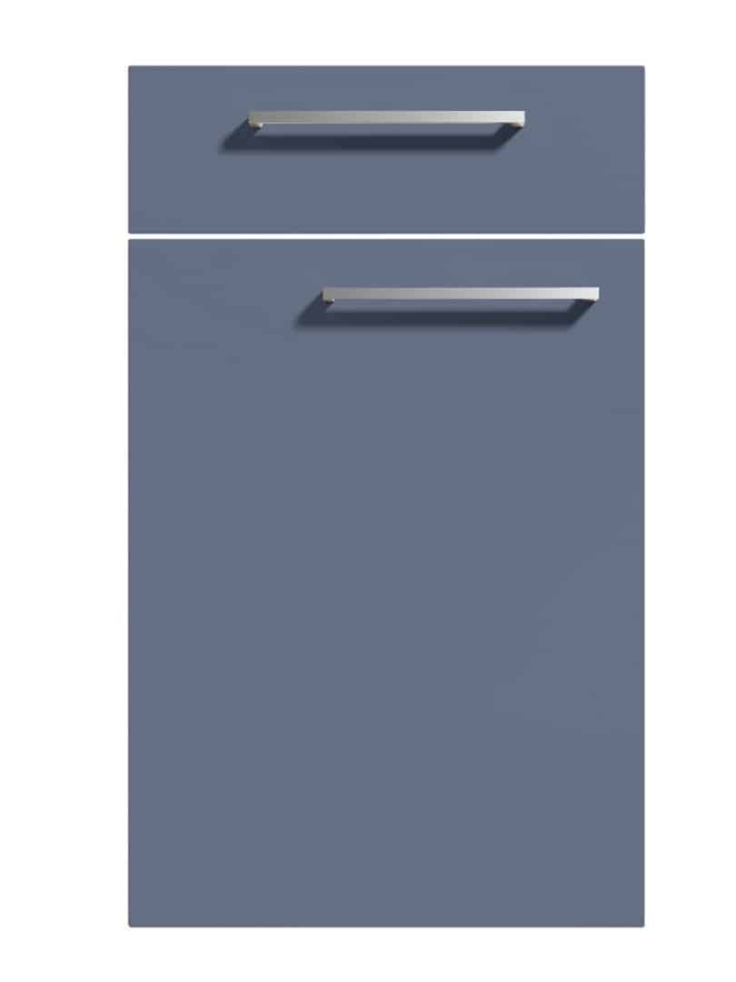 Minimalistische blaue Schranktür von Möbel Gruber mit zwei silbernen Griffen, einer an der unteren Hälfte und der andere am oberen Teil.