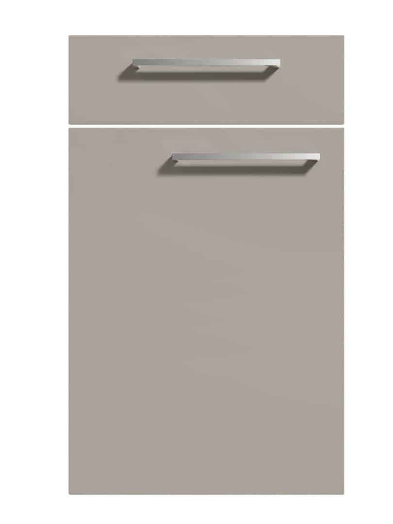 Minimalistische hell braune Schranktür von Möbel Gruber mit zwei silbernen Griffen, einer an der unteren Hälfte und der andere am oberen Teil.