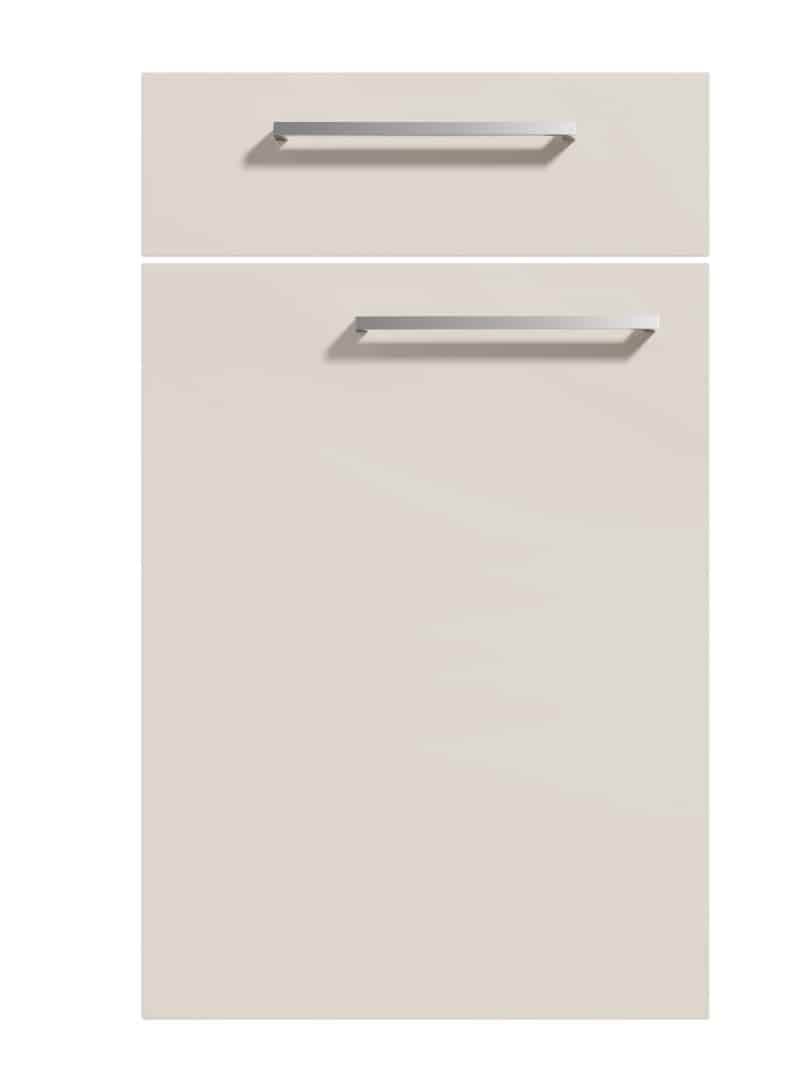 Eine moderne, beiger Küchenschranktür von Möbel Gruber mit eleganten silbernen Griffen auf weißem Hintergrund.