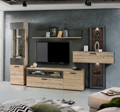 Wohnwand von Möbel Gruber: modernes TV-Möbel aus Holz, Regale, Deko an einer grauen Wand. Kissen zieren eine gemütliche Couch.