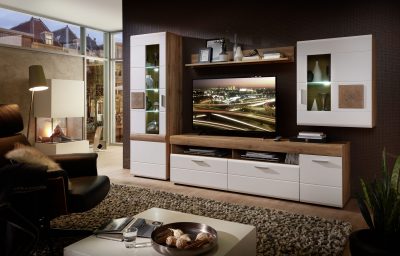 Modernes Wohnzimmer mit Möbel Grubers Wohnkombination inkl. LED-Beleuchtung mit TV, Kamin und Glas-Couchtisch.