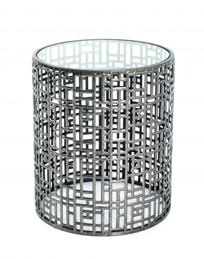 Beistelltisch von Möbel Gruber: runde Glasplatte, Metallfuß, geometrisches Gitterdesign.