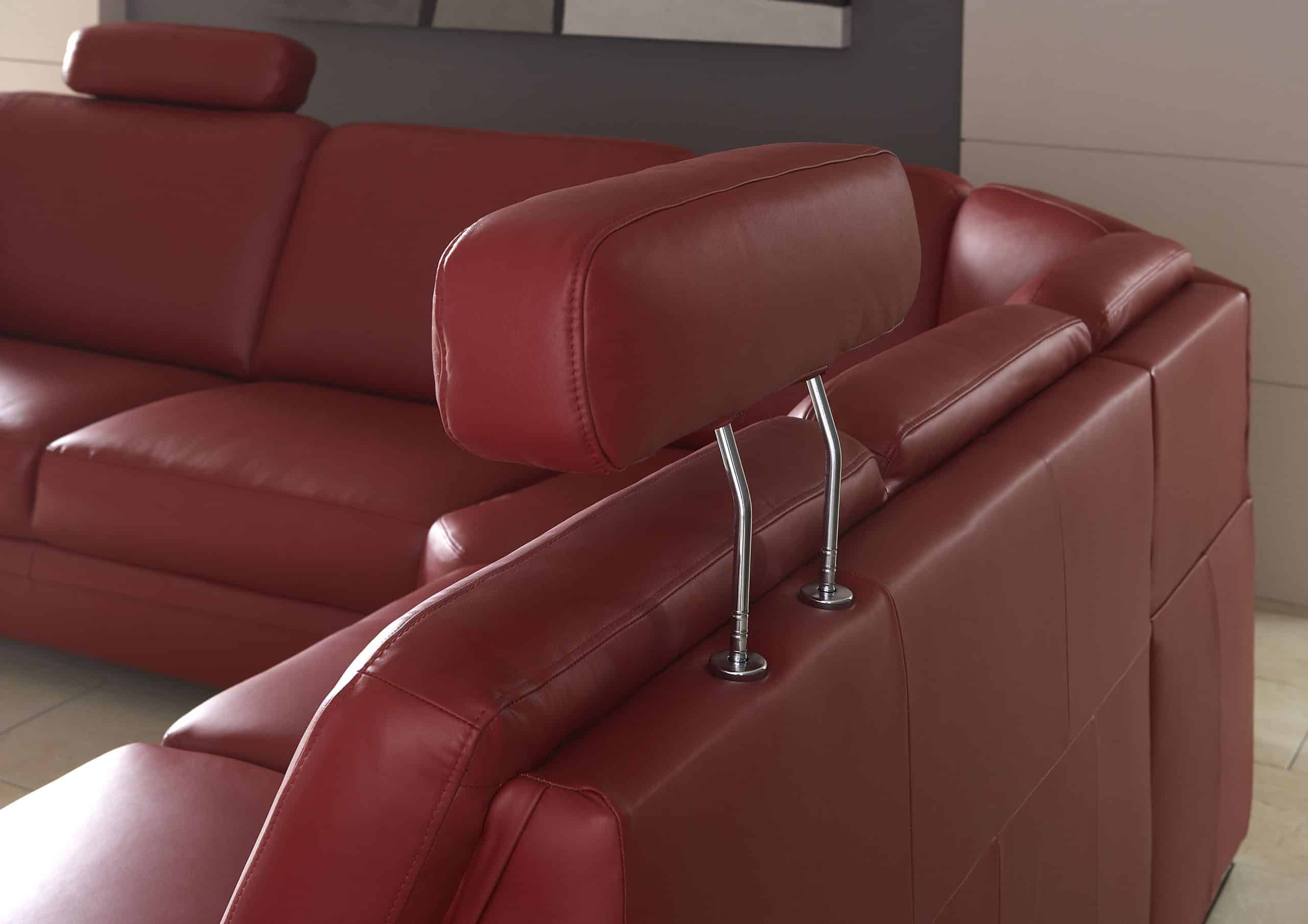 Rotes Ledersofa mit verstellbarer Kopfstütze von Möbel Gruber in einem modernen Wohnzimmer.