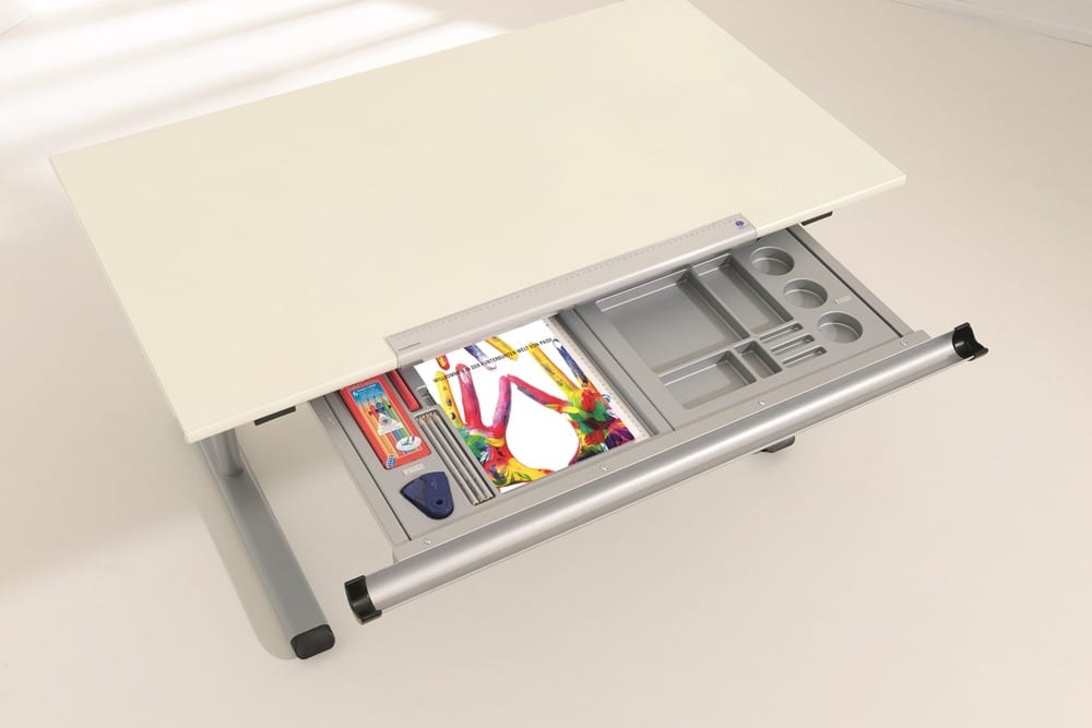 Der Zeichentisch von Möbel Gruber verfügt über eine ausziehbare Ablage mit Künstlerbedarf, Papier und geordneten Fächern.