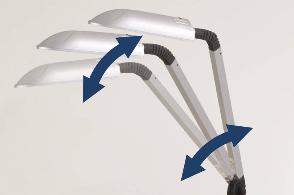 Die verstellbare Schreibtischlampe von Möbel Gruber zeigt drei Positionen ihres flexiblen Arms an, wobei Pfeile die Bewegung anzeigen.