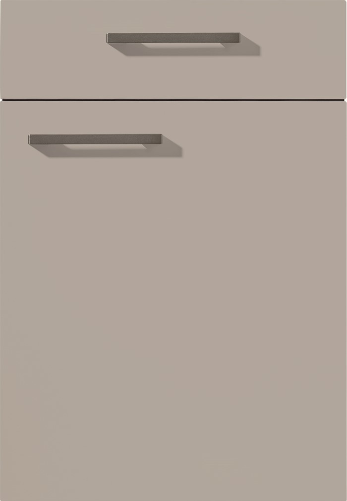 Minimalistische beige Küchenschranktüren mit eleganten, dunklen horizontalen Griffen von Möbel Gruber.