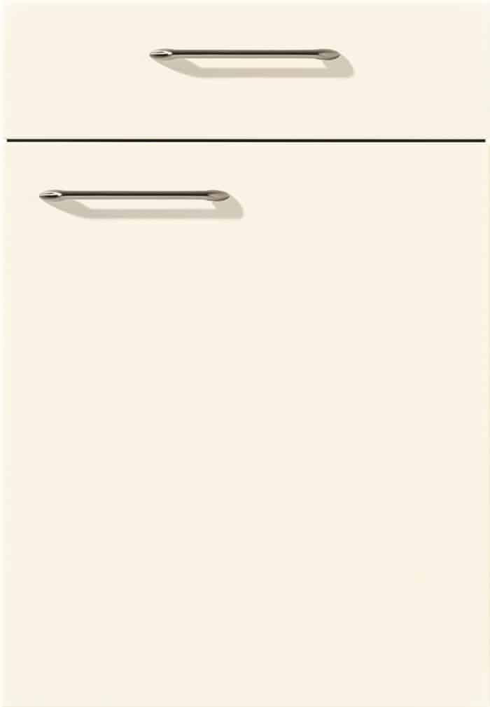 Die cremefarbene Küchenschranktür von Möbel Gruber verfügt über zwei elegante horizontale silberne Griffe.