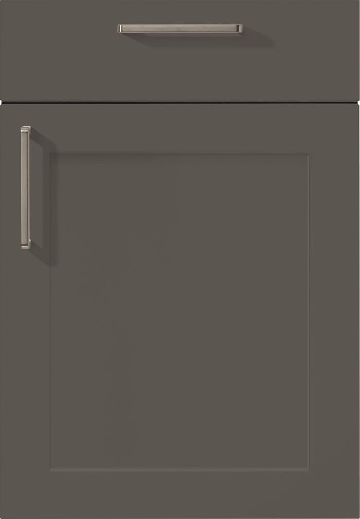 Der dunkelgraue Küchenschrank von Möbel Gruber verfügt über elegante silberne Griffe.