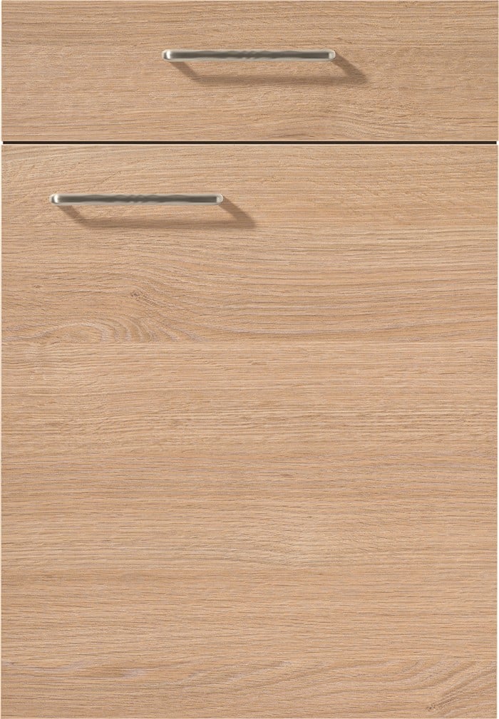 Nahaufnahme eines Holzschranks von Möbel Gruber mit zwei Metallgriffen. Das Holz weist eine helle, natürliche Maserung auf.