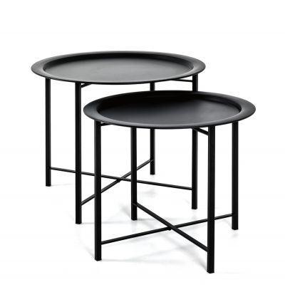 Zwei schwarze runde Beistelltisch-Set-Beistelltische mit dünnen Metallbeinen, einer höher, auf weißem Hintergrund von Möbel Gruber.
