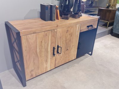Das Sideboard von Möbel Gruber verfügt über einen Holzsockel, einen Metallrahmen, braune Türen und eine schwarze Schublade.