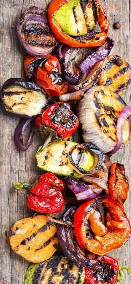 Gegrilltes Gemüsemix, unter anderem Paprika und Zucchini, aus der Rustikal-Holz-Kollektion von Möbel Gruber.