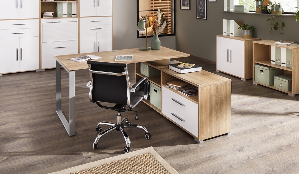 Ein modernes, großzügiges Home-Office mit Holzschreibtisch, schwarzem Drehstuhl, Regalen mit Aufbewahrungsboxen und großen Fenstern.