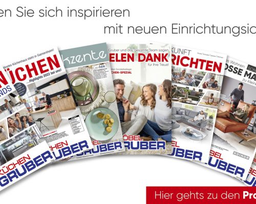 Eine Sammlung deutscher Wohndesign-Magazine von Möbel Gruber wird aufgefächert präsentiert und wirbt für Möbel und Einrichtungsideen.