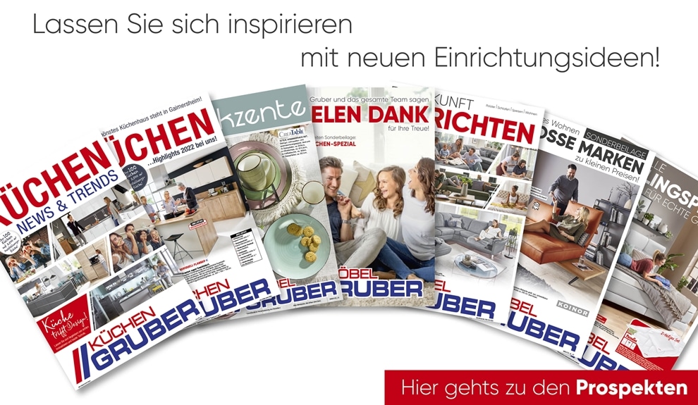 Eine Sammlung deutscher Wohndesign-Magazine von Möbel Gruber wird aufgefächert präsentiert und wirbt für Möbel und Einrichtungsideen.