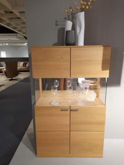 Das Musterring Highboard bei Möbel Gruber verfügt über eine Glasablage für Weingläser, die im Showroom mit dekorativen Vasen ergänzt wird.